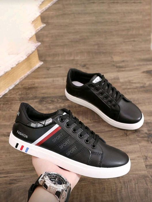 Чисто нови модерни мъжки обувки (маратонки) в черен цвят !