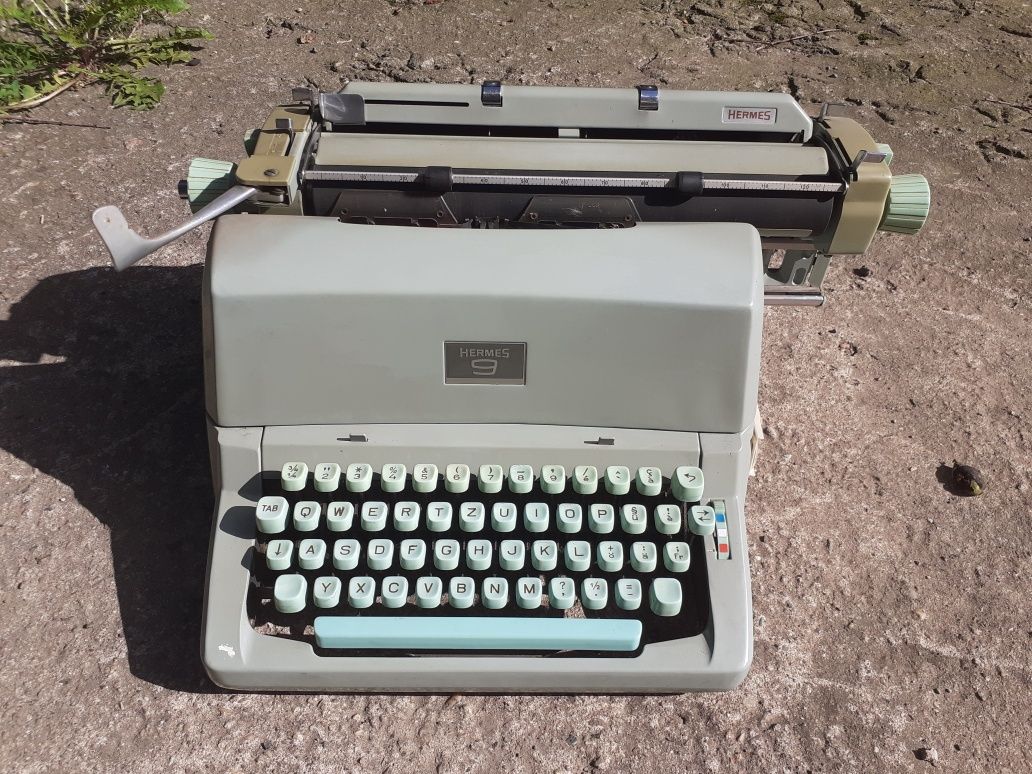 Vand urgent mașina de scris