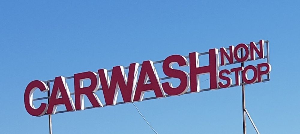 Firmă luminoasă „CAR WASH NON STOP” cu iluminat LED roșu