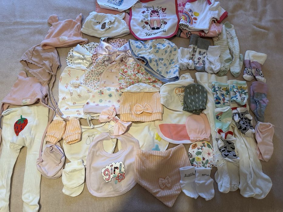 Лот лигавници, чорапки, ръкавички, пончо, шапки за новородено