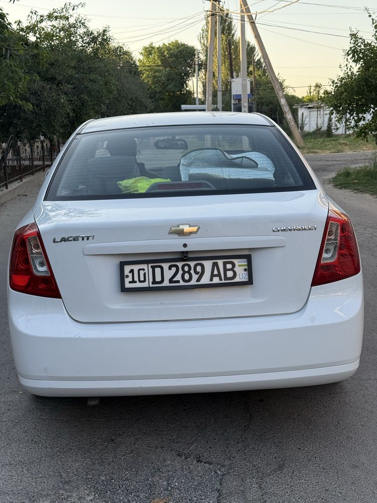 Lasetti 1.8 oq sotiladi