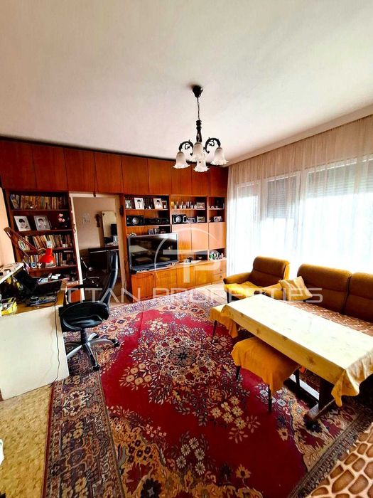 Тристаен апартамент в Центъра