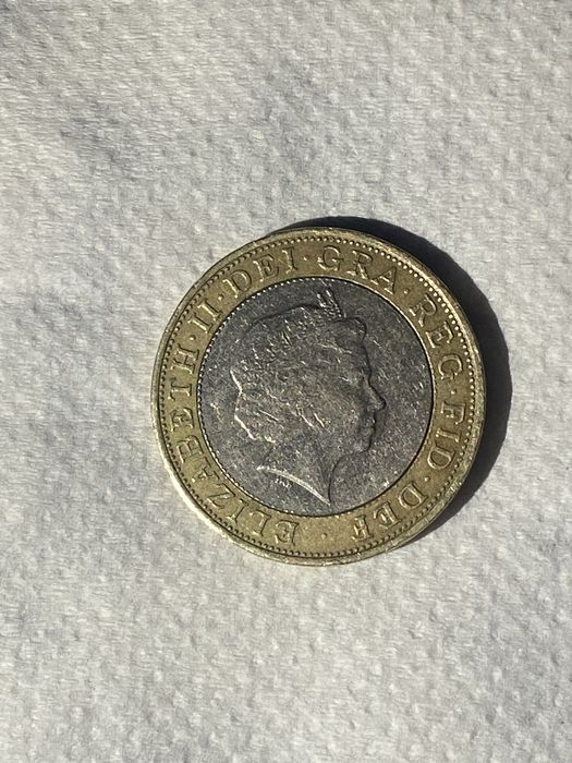 Vând mondeă 2 Pounds Regina Angliei 2