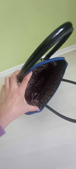 Дамска чанта/синьо-черен лак