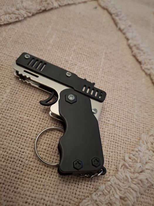 Pistol cu elastic