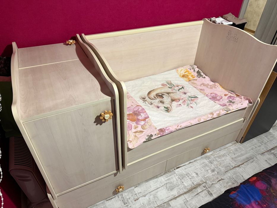 Бебешко легло с решетка и люлеещ механизъм