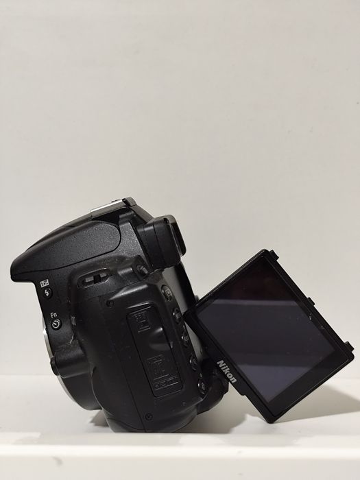 Nikon D3300 și Nikon D5000 cu obiective, accesorii și geantă