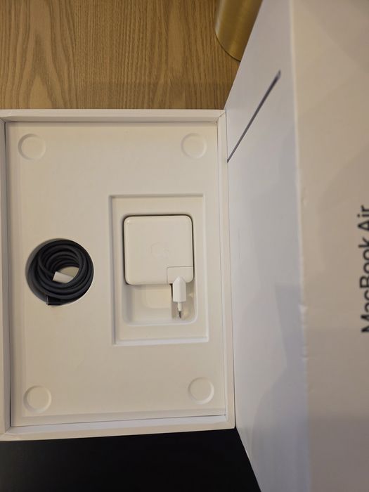 MacBook Air M2 2022 aproape nou