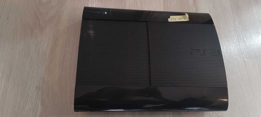 Продавам pleystation 3 три бороя плюс dvd