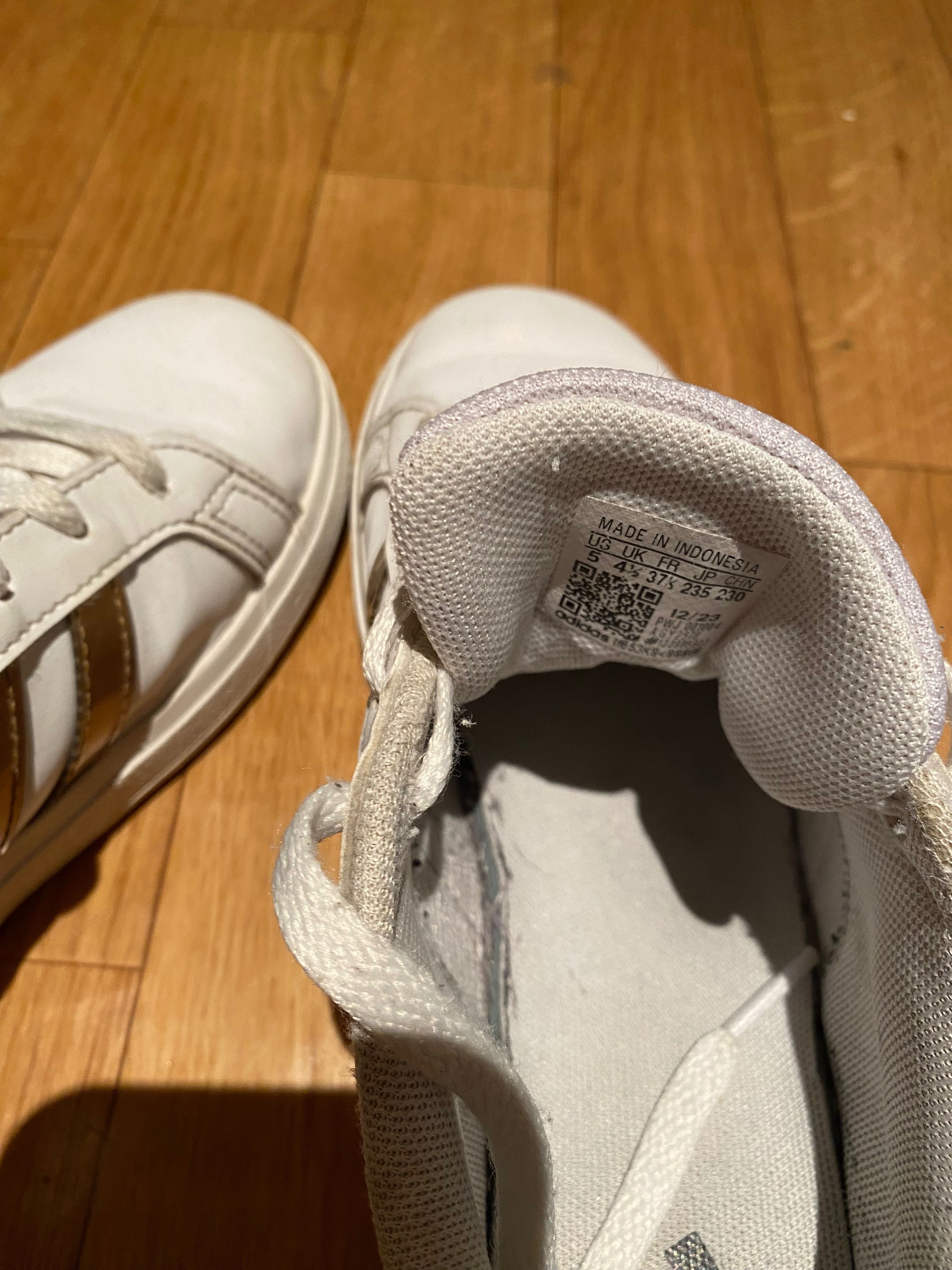 Pantofi sport, fete, culoare alb, logo auriu, marime 37 1/3