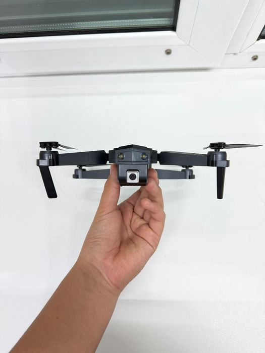 Дрон в идеальном состоянии с пультом и камерой