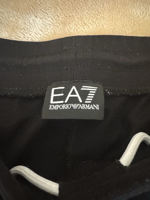 Vand pantaloni ea7