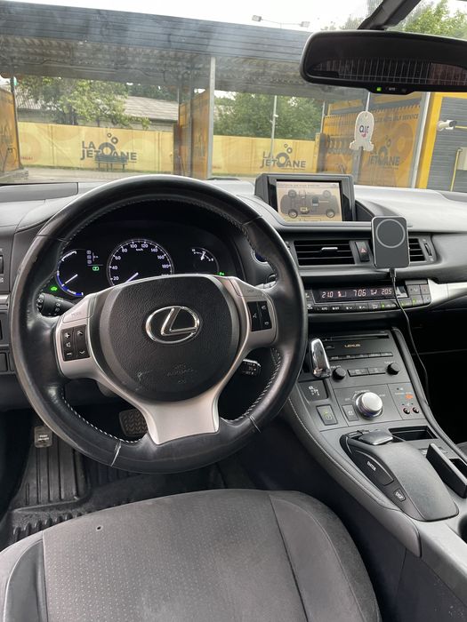 Lexus ct 200h.