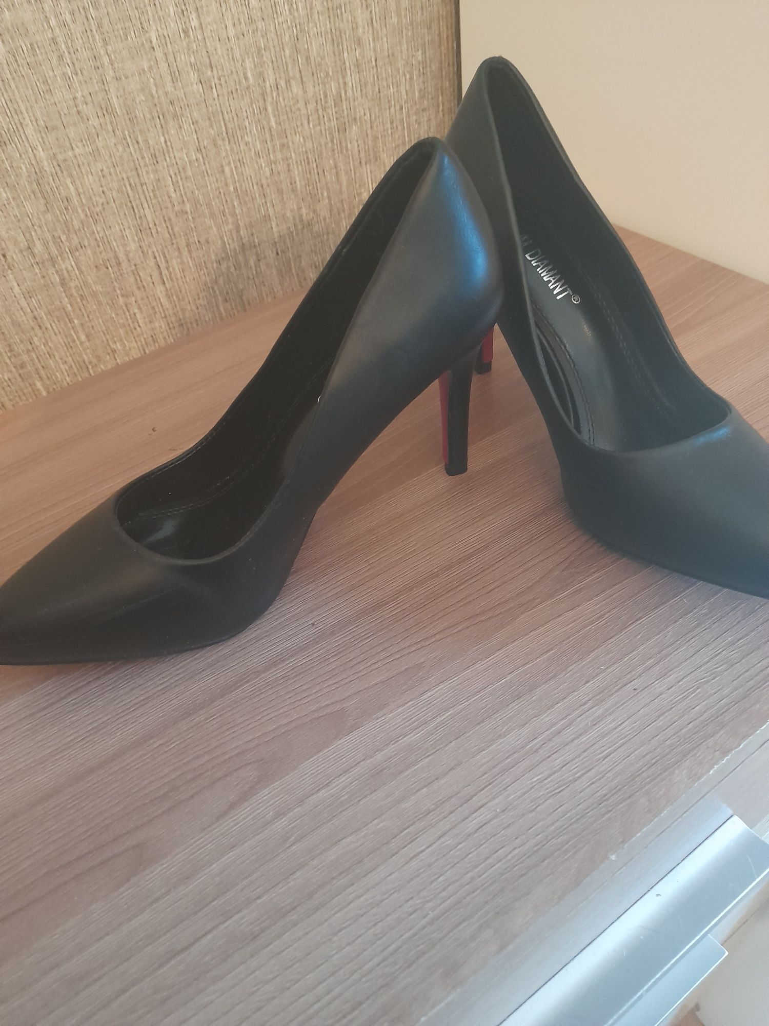 Дамски елегантни и много удобни обувки.  Черни, изчистени. обувки