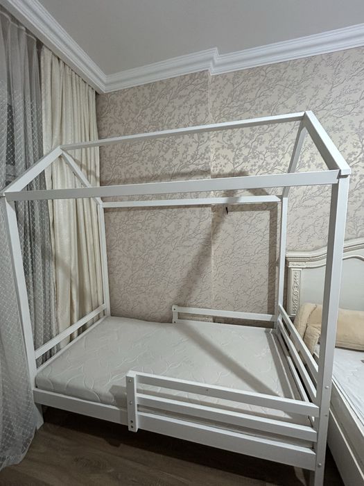 Продам детская кровать домик