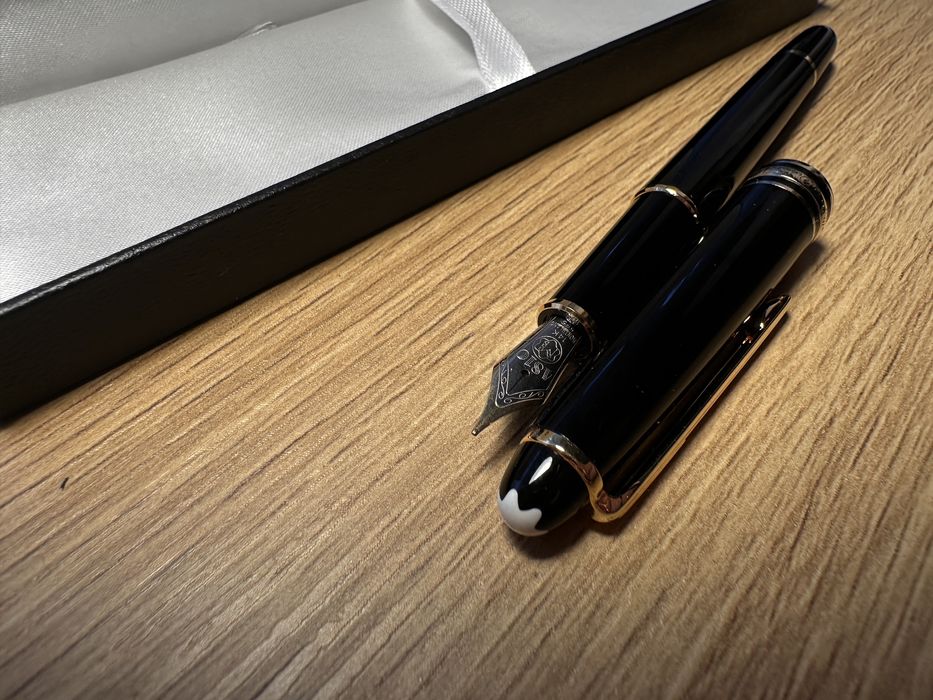 Stilou Mont Blanc negru cu auriu, penita aurie si argintie, rezerva/ce