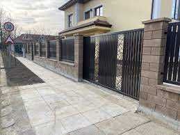 Garduri moderne din lemn, sipca metalica, plasa borudata, fier
