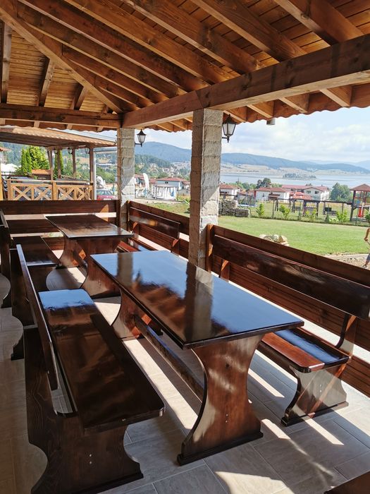 Дървени маси и пейки