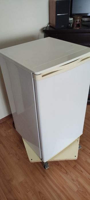 Frigider în perfectă stare de funcționare, ideal pentru spatii mici