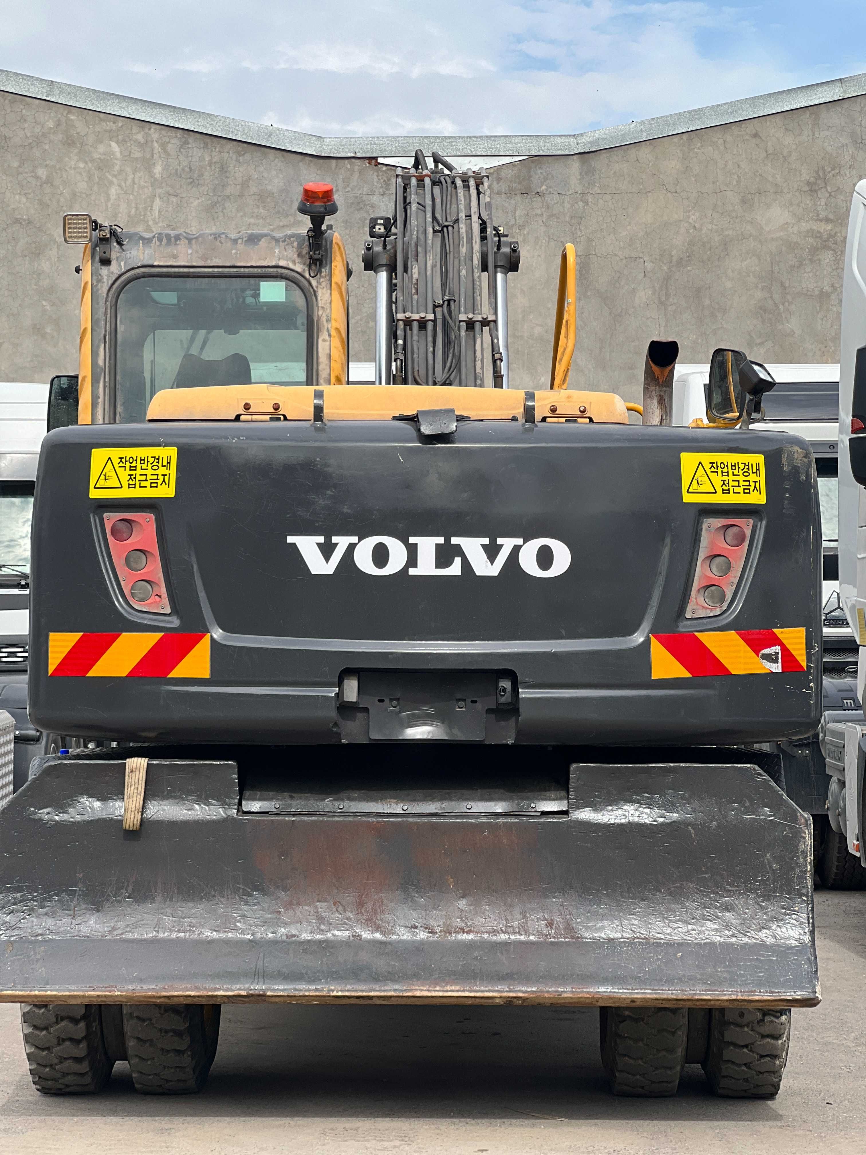 Kafolat bilan Koreyadan excavator VOLVO EW145B 0,65 kub sotuvda mavjud