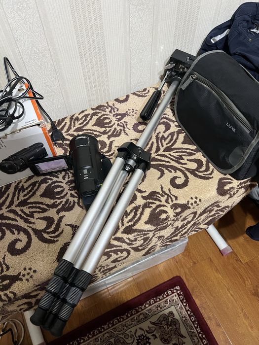 камеру 4K-видеокамера HandyCam® AX43 с матрицей Exmor R™ CMOS