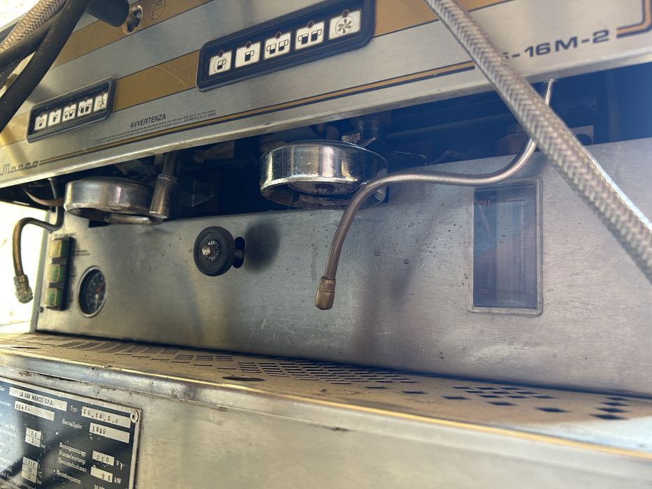 Машината La San Marco 85-16M-2 е професионална еспресо машина