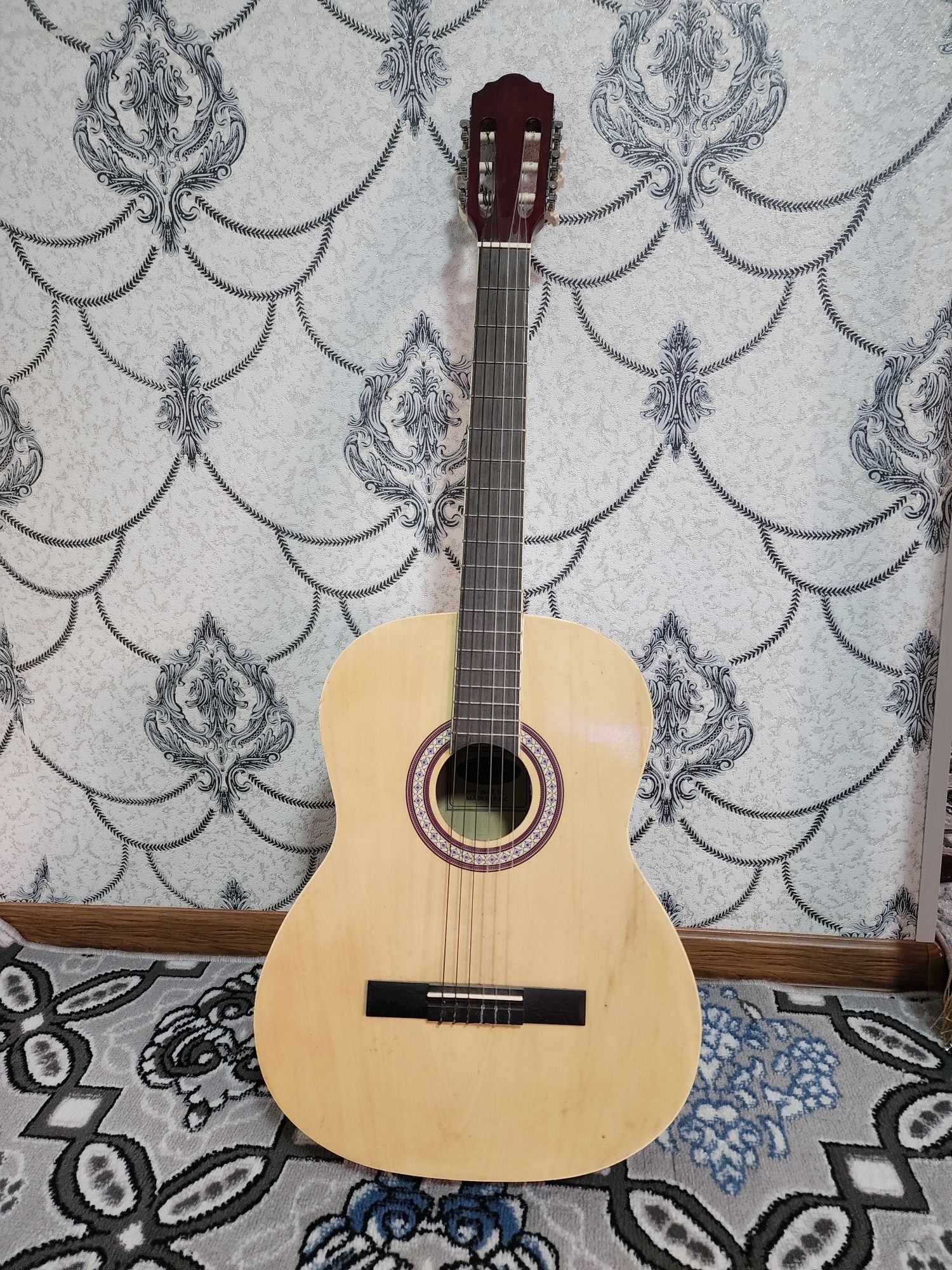 Klassik gitara sotiladi