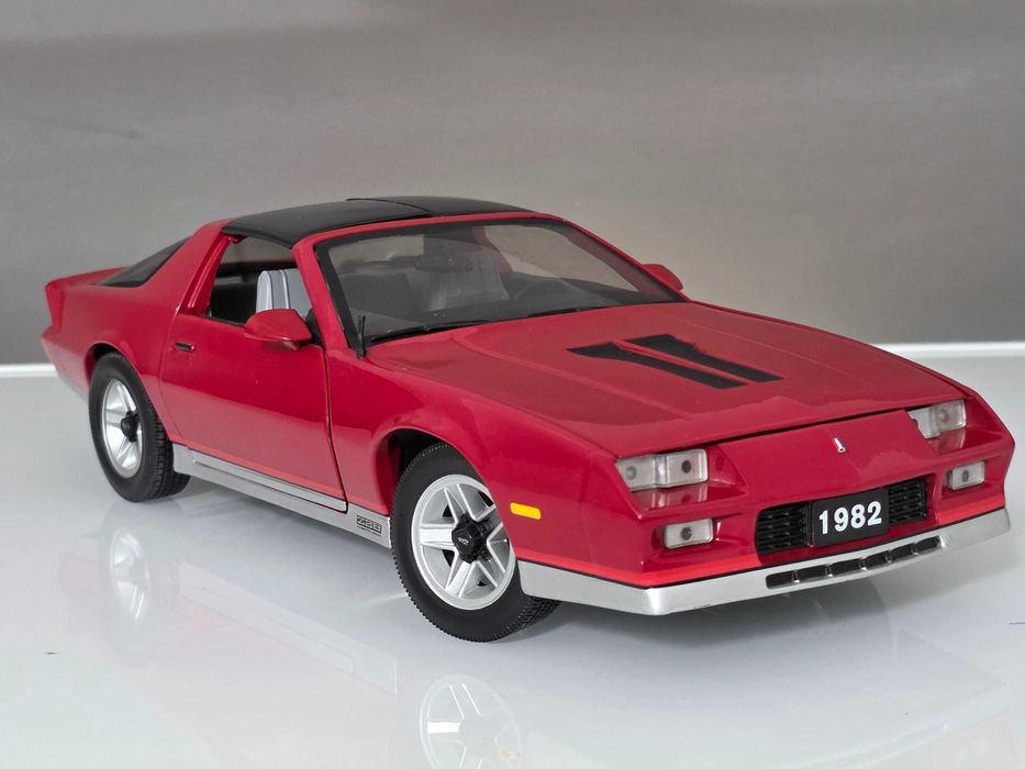 MAcheta Auto 1/18 Sun Star 1982 Camaro Z28