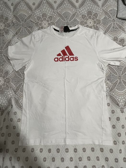 Тениска adidas.