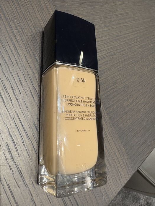 Фон дьо тен Dior, Armani