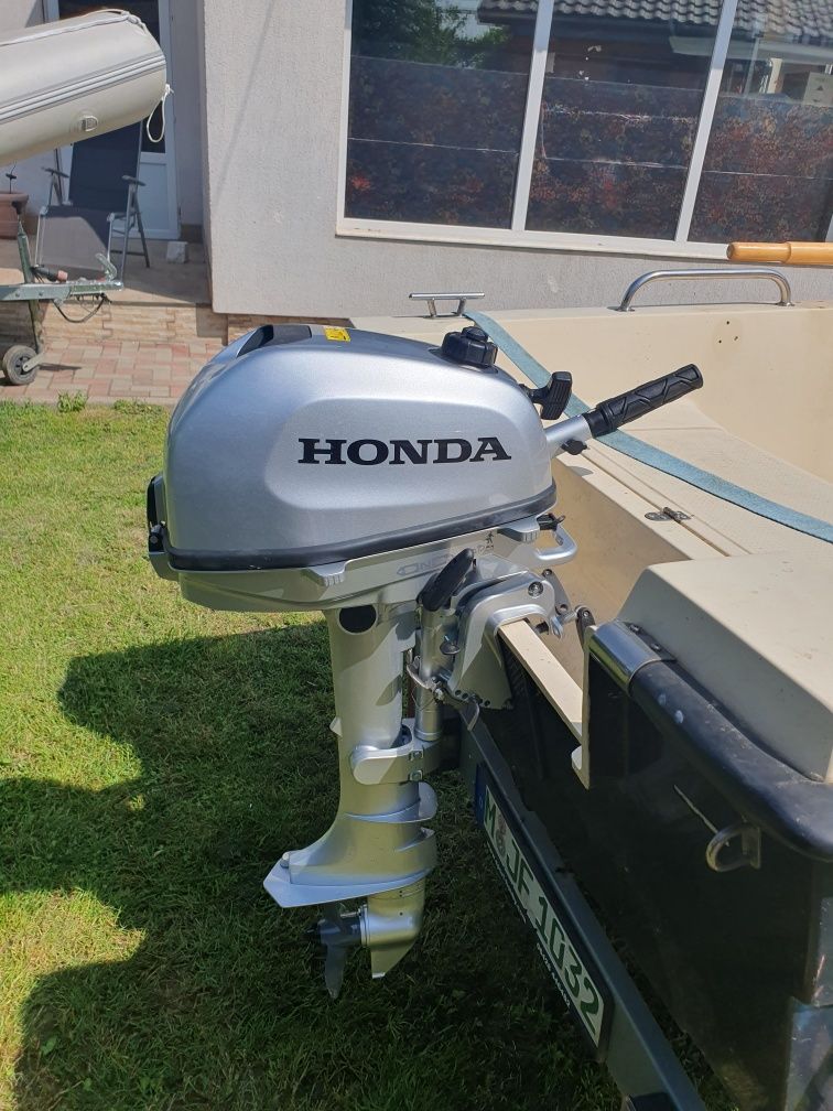 Barcă din fibră cu motor