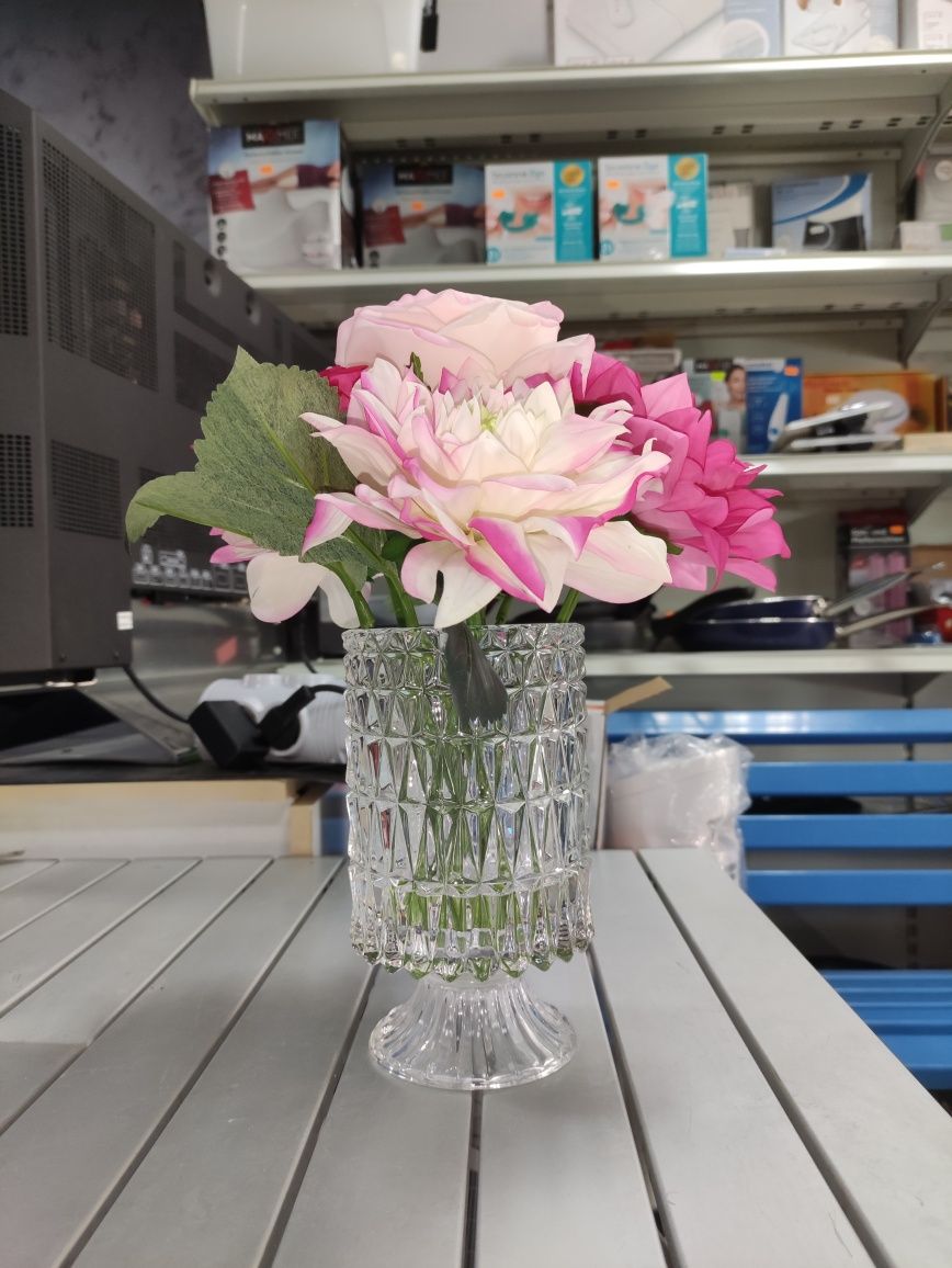 Стъклена ваза HSE 24 Germany с букет изкуствени цветя от висок клас!