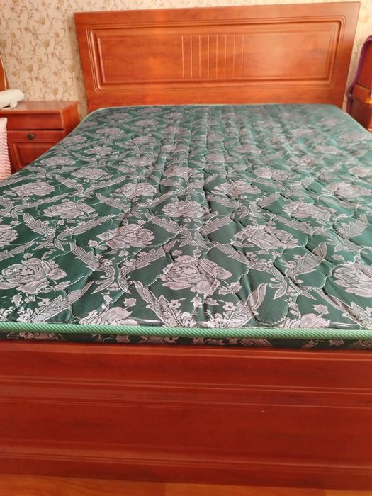 Продам кровать двух спальная с матрасом