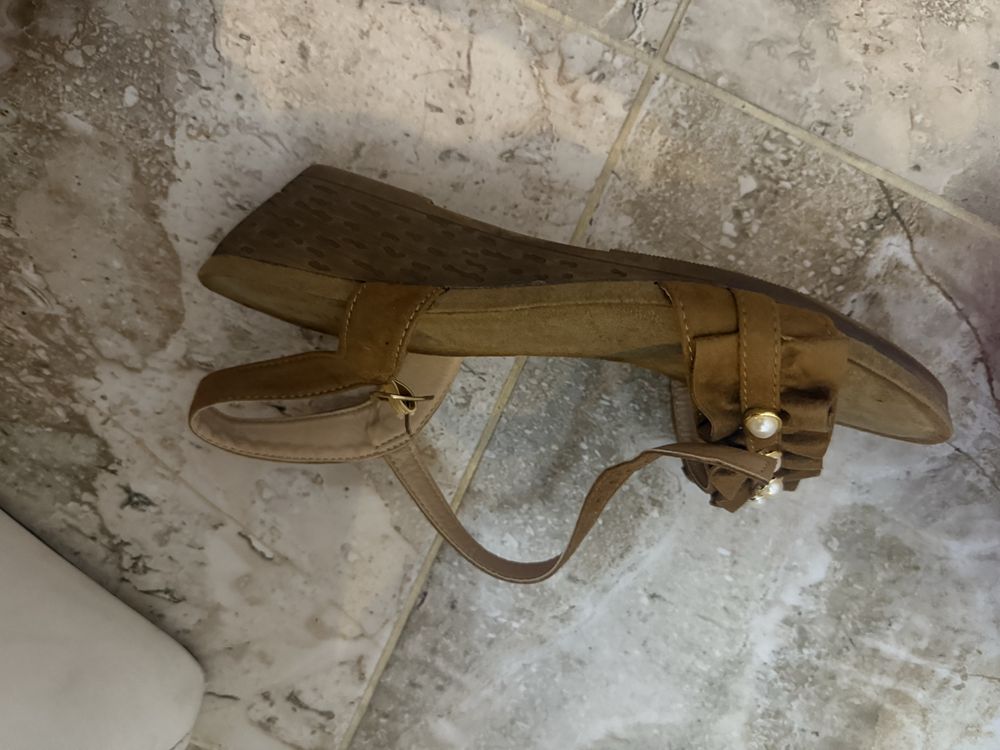 Дамски запазени сандали