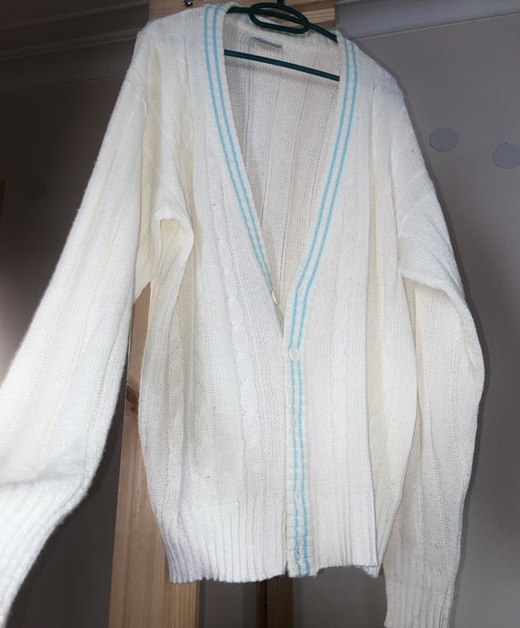 Цветни пуловери и жилетки