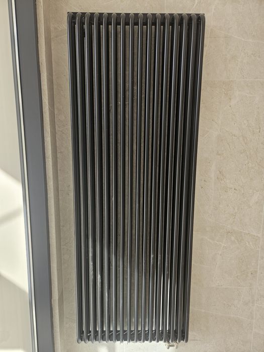 Дизайнерский вертикальный радиатор отопления.