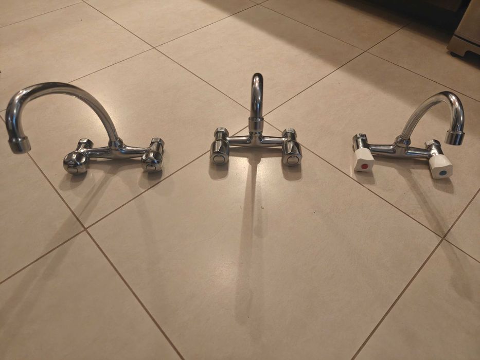 Продавам 3 броя смесители за кухня и баня