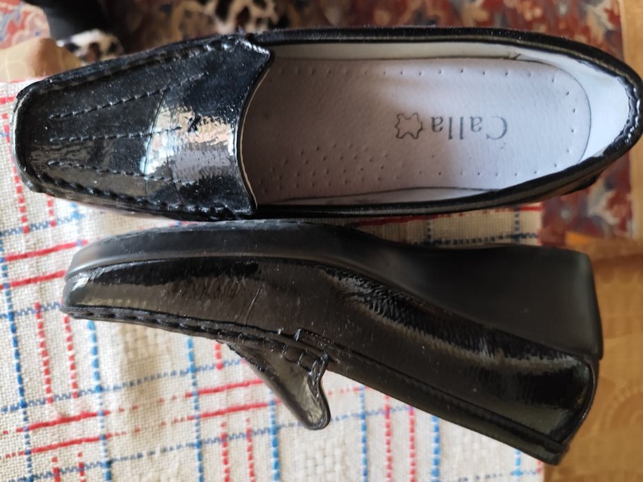 Дамски обувки от лак, ползвани веднъж за случая