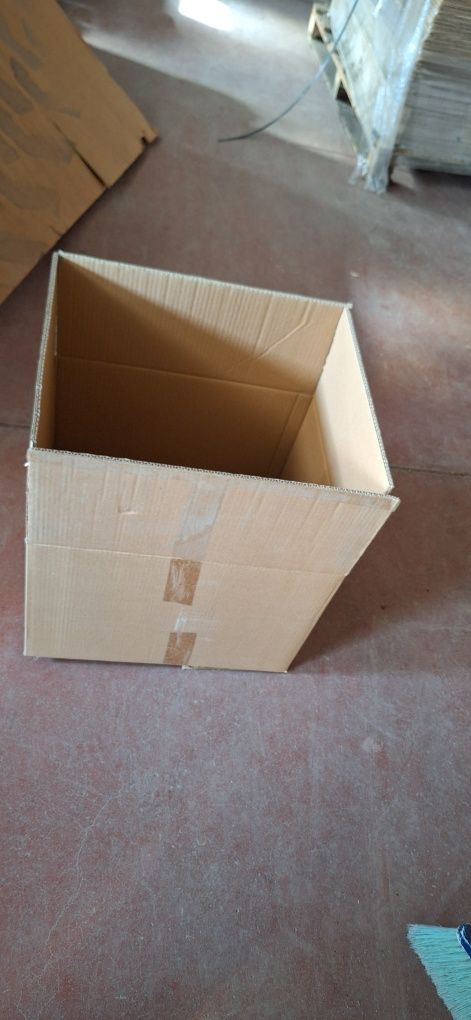Vând cutii carton