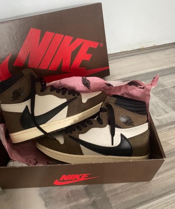 Jordan 1/ Travis Scott