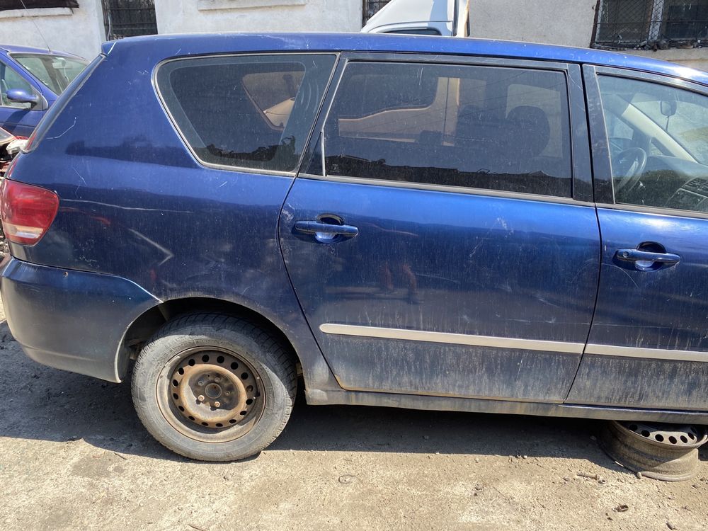 Toyota Avensis verso на части