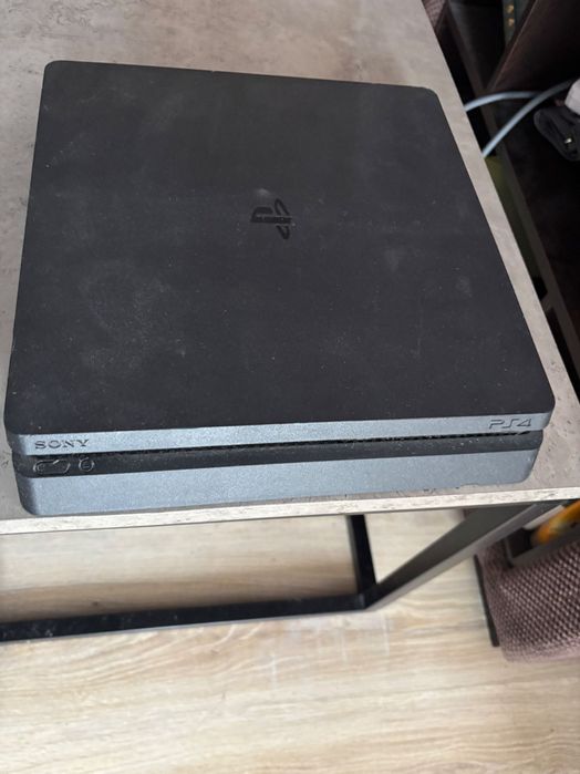 PlayStation 4 с 6 игри и 2 джойстика