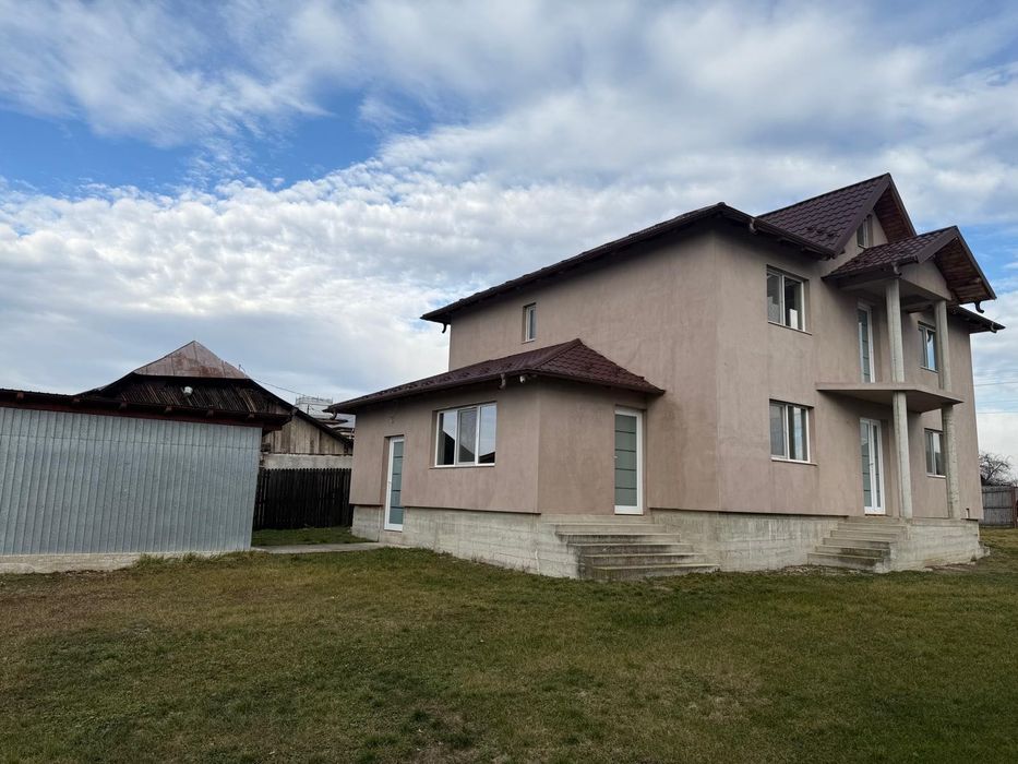 Casă Poiana Lacului -Dinculesti construcție solidă ,zonă liniștită