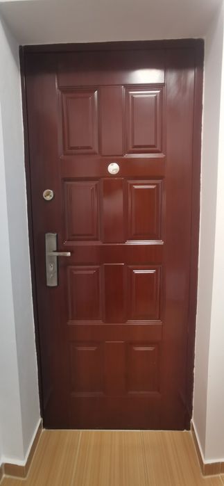 Vând ușă metalică!