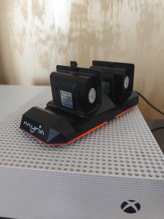 Stand de incarcare Xbox one LED NOU + 2 baterii reincarcabile