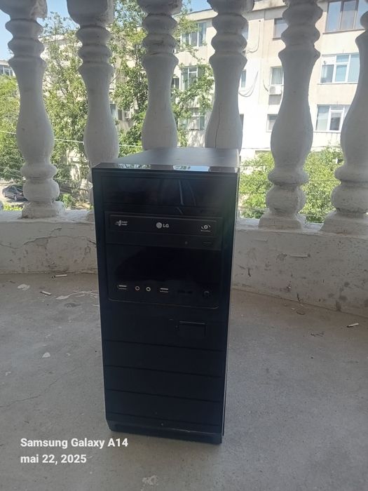 Monitor eLg și calculatorul