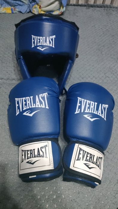 Боксёрский шлем и перчатки новыен
