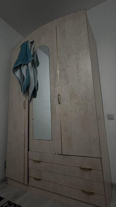 Шкаф спальня, зеркало не открывается