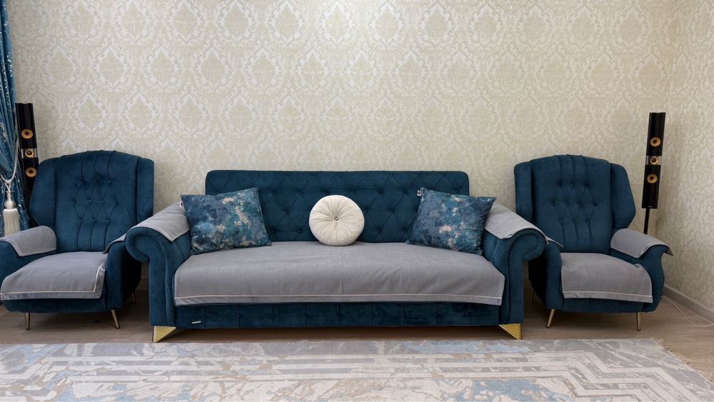 Диван с двумя креслами, темно-синего цвета.