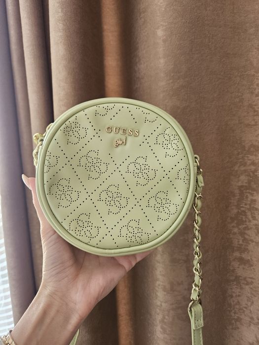 Малка кръгла чантичка Guess